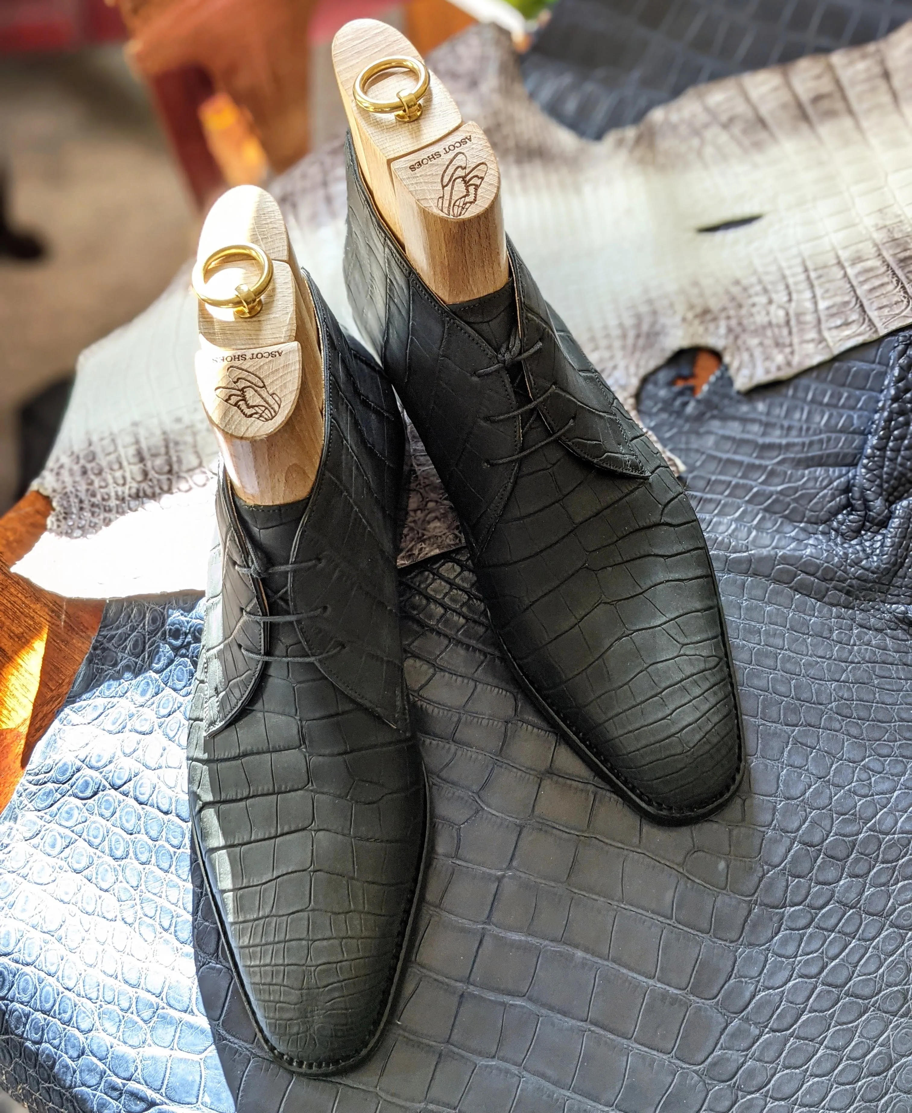 Ascot Chukka Boots - Grey Carbon Nubuck Alligator