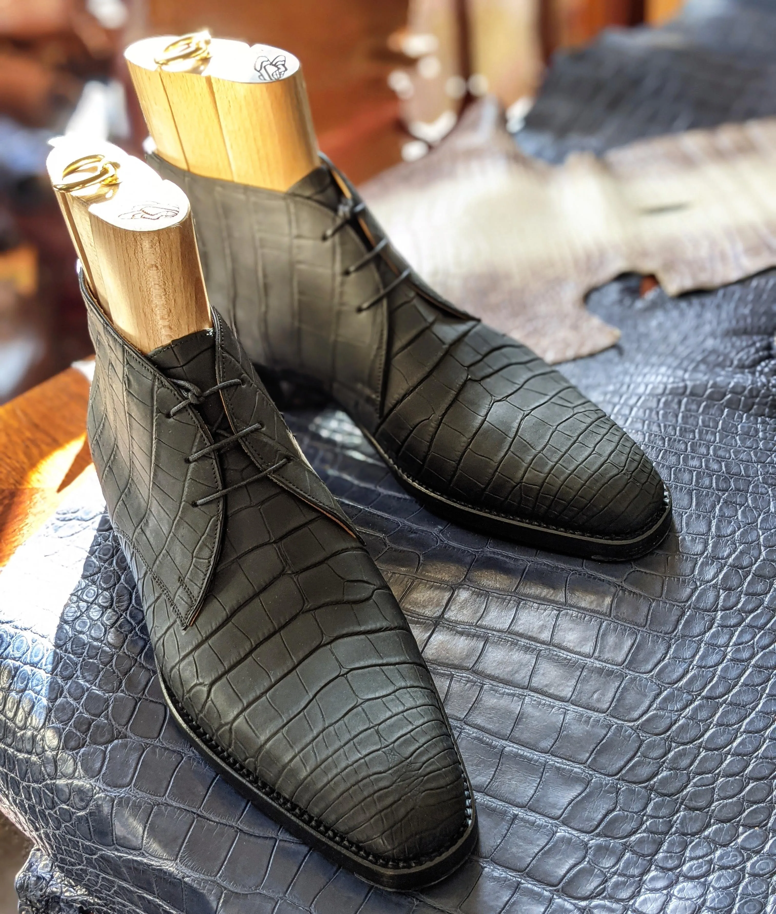 Ascot Chukka Boots - Grey Carbon Nubuck Alligator