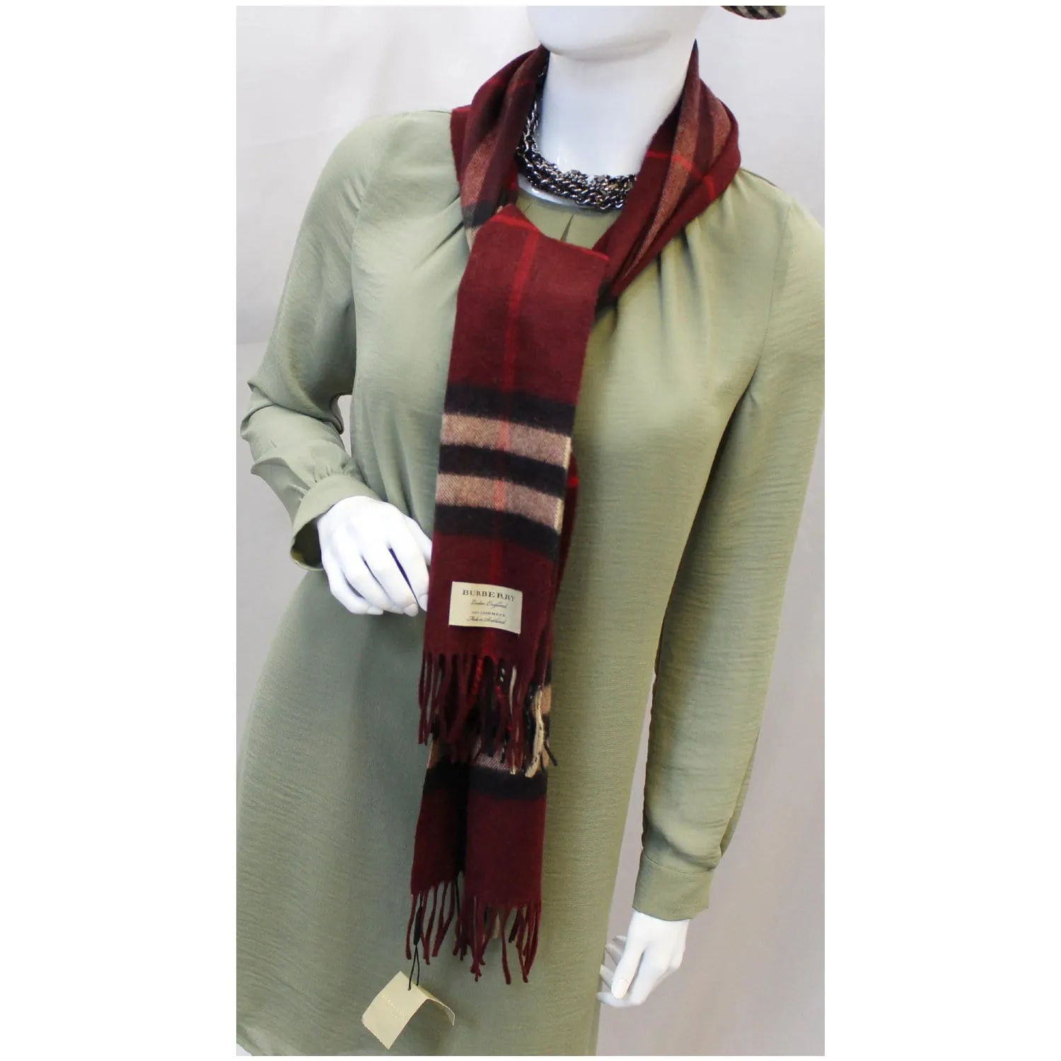 BURBERRY The Classic Cashmere Scarf in Claret