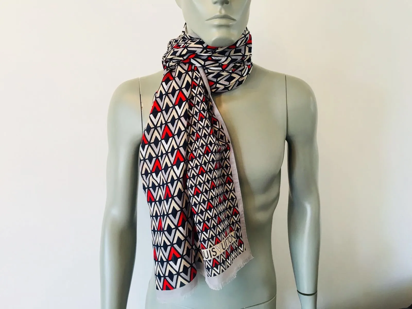 Etoile Diamonds V Scarf