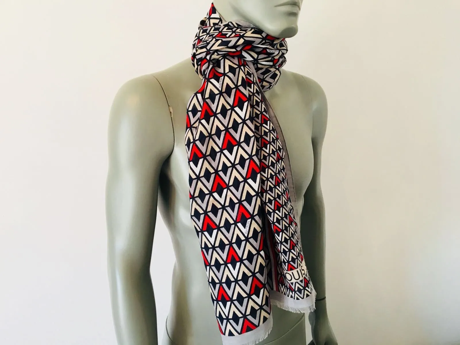 Etoile Diamonds V Scarf