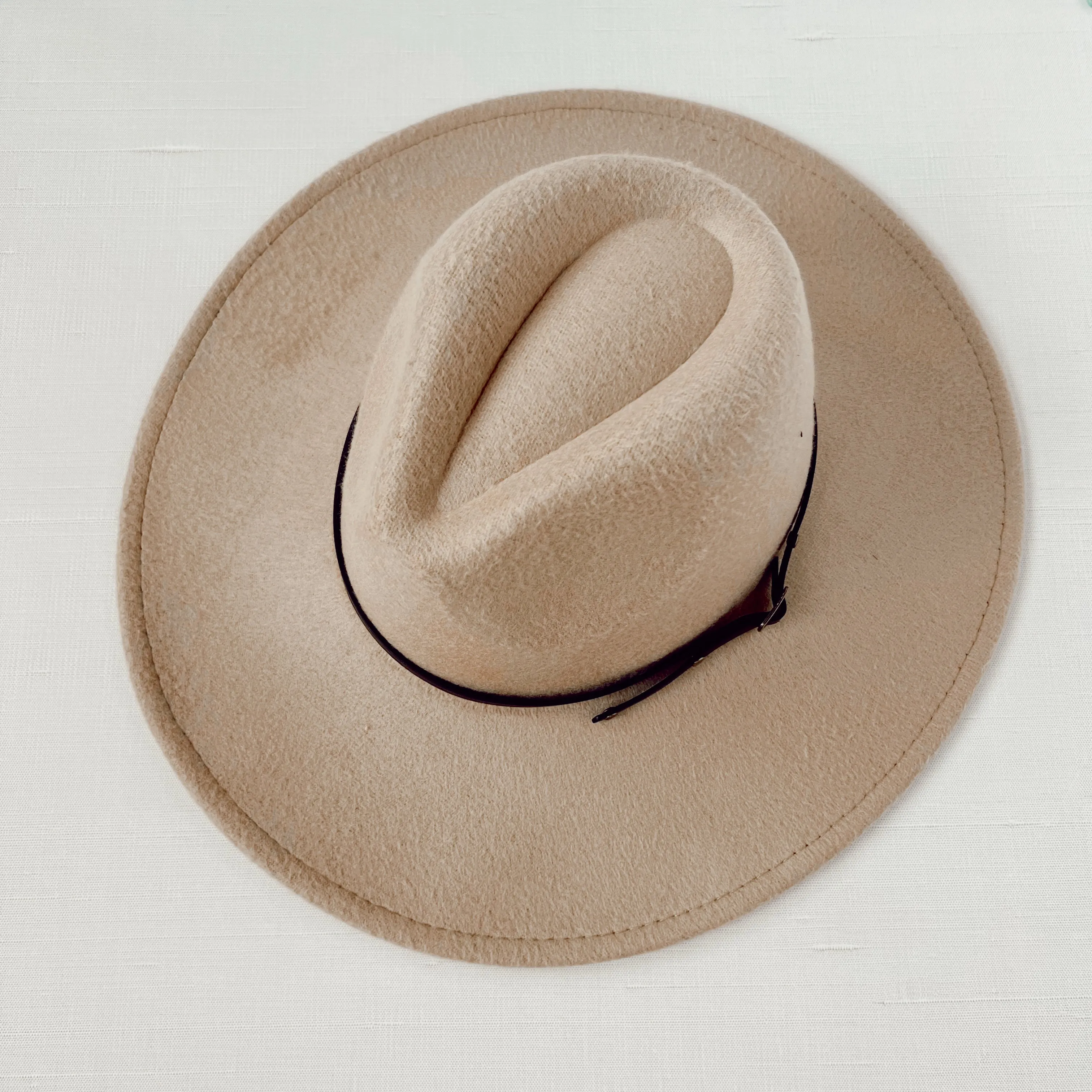 gloria hat in sand