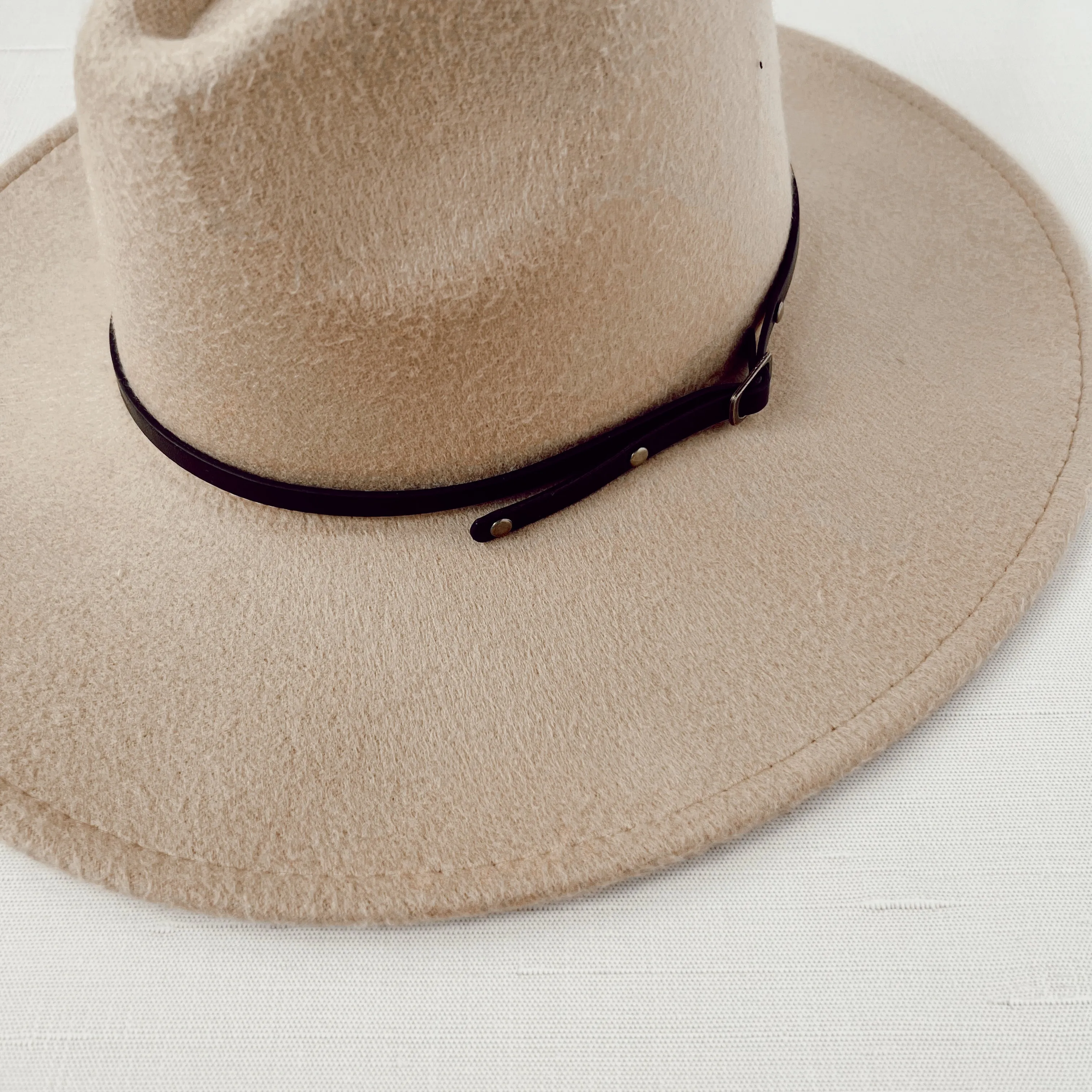 gloria hat in sand